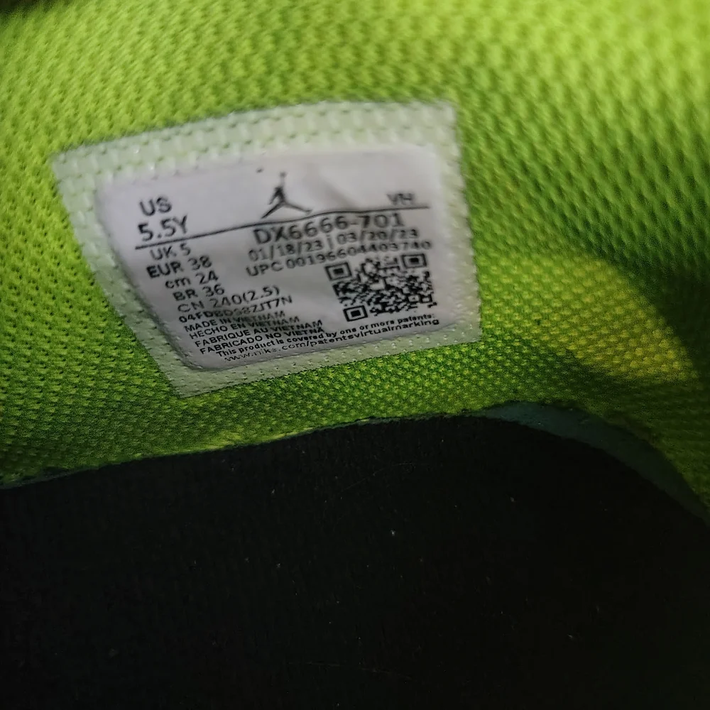 Nike Kids Black and Neon Yellow Low-Top Sneakers